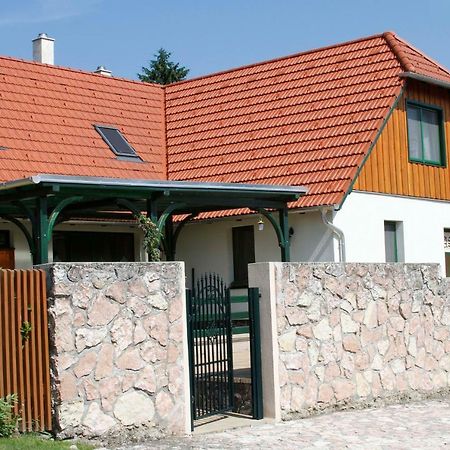 Sasfészek Vendégház Zirc Exterior foto