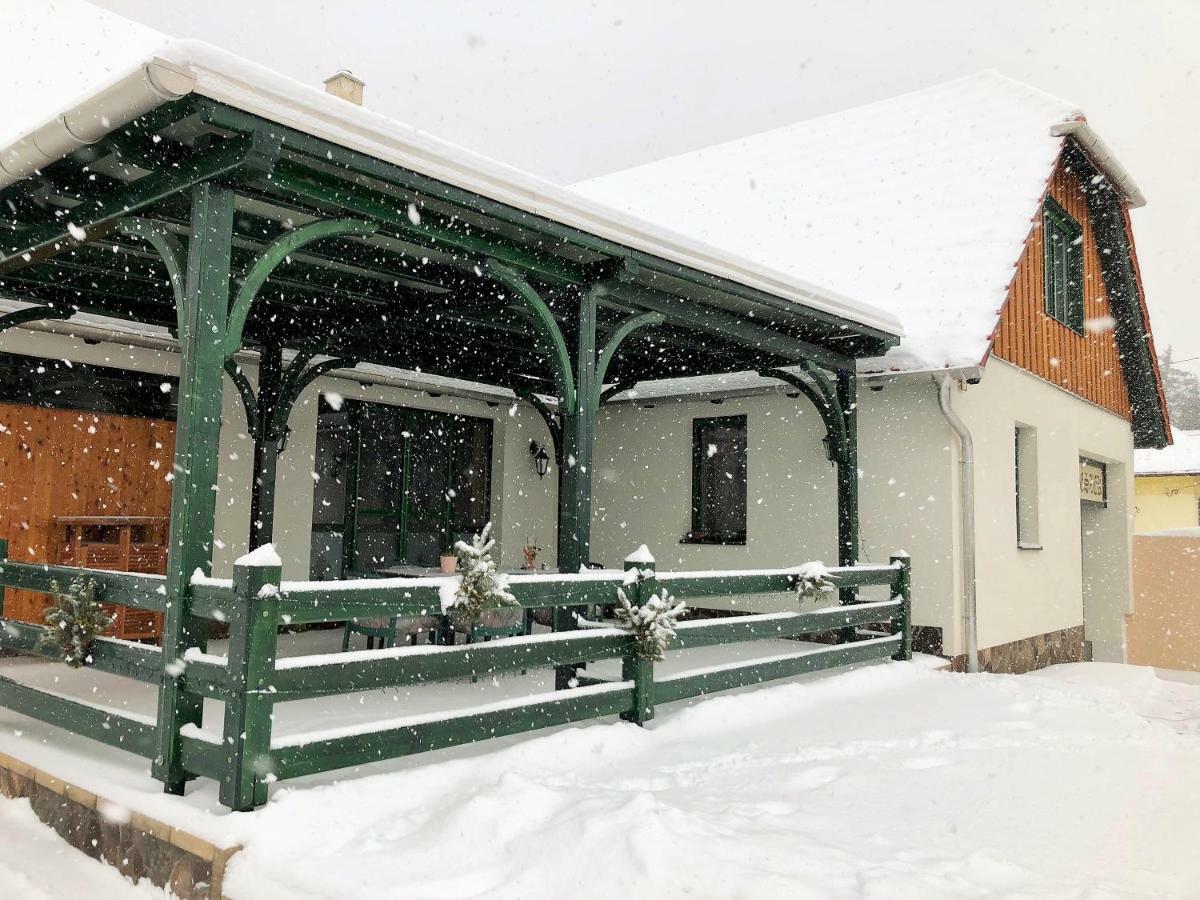 Sasfészek Vendégház Zirc Exterior foto