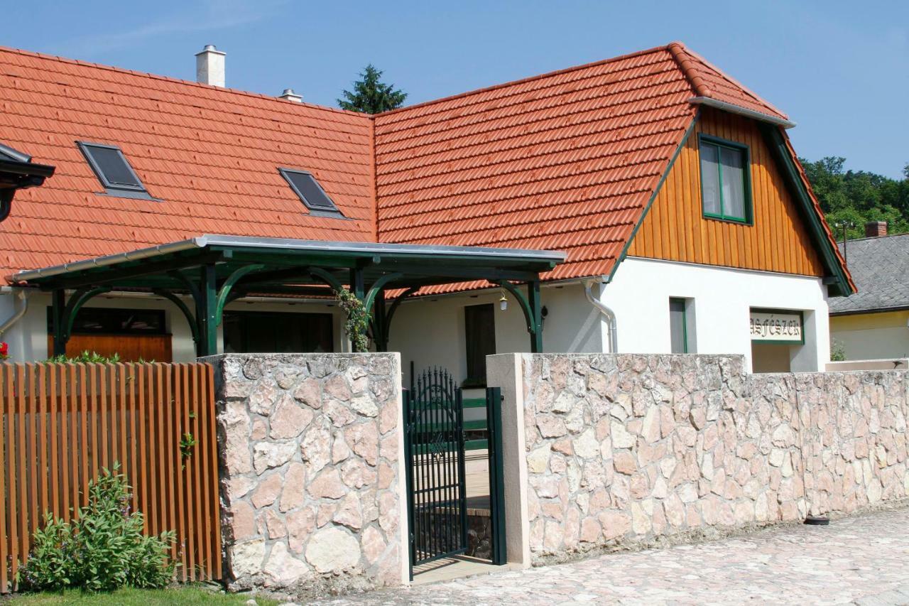 Sasfészek Vendégház Zirc Exterior foto