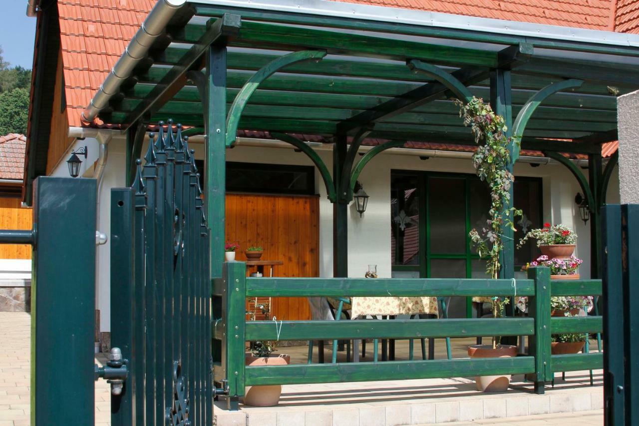 Sasfészek Vendégház Zirc Exterior foto
