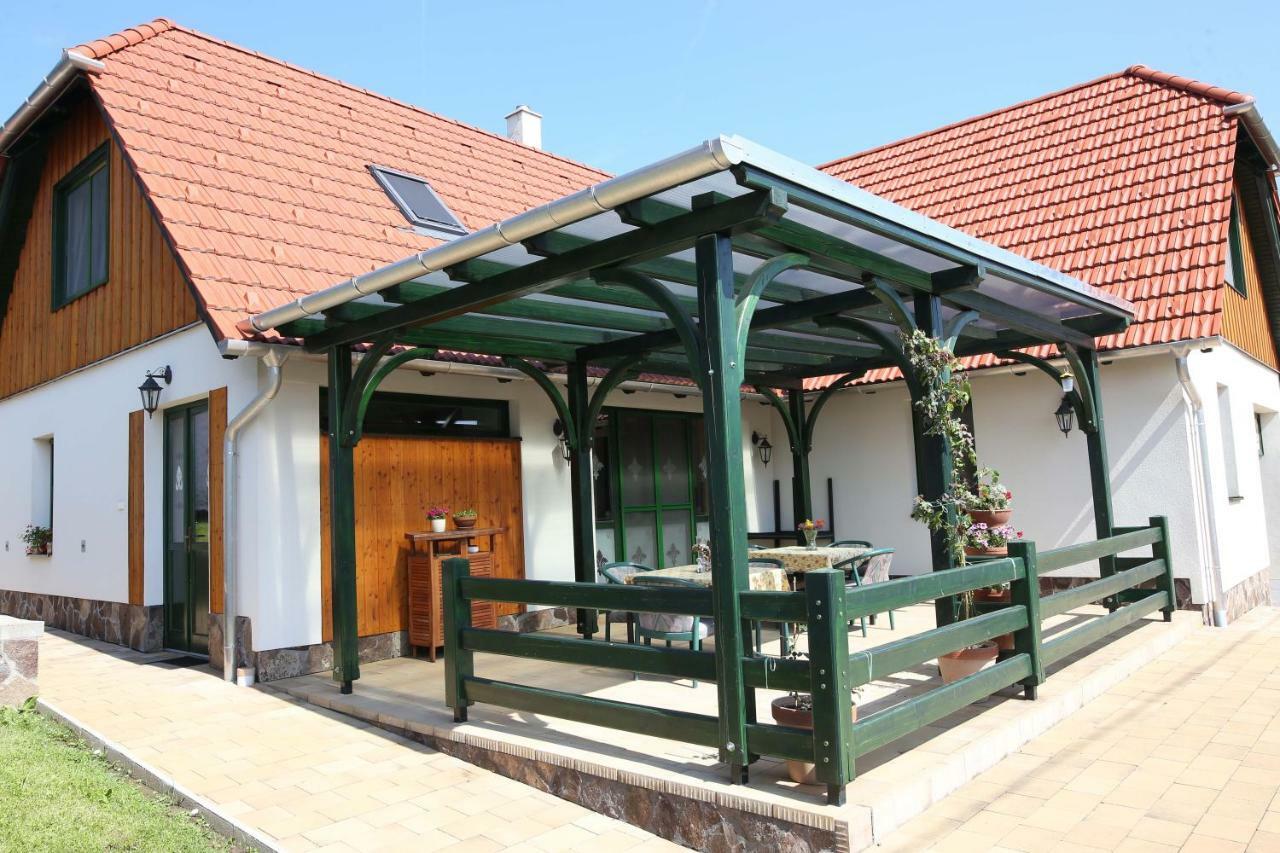 Sasfészek Vendégház Zirc Exterior foto