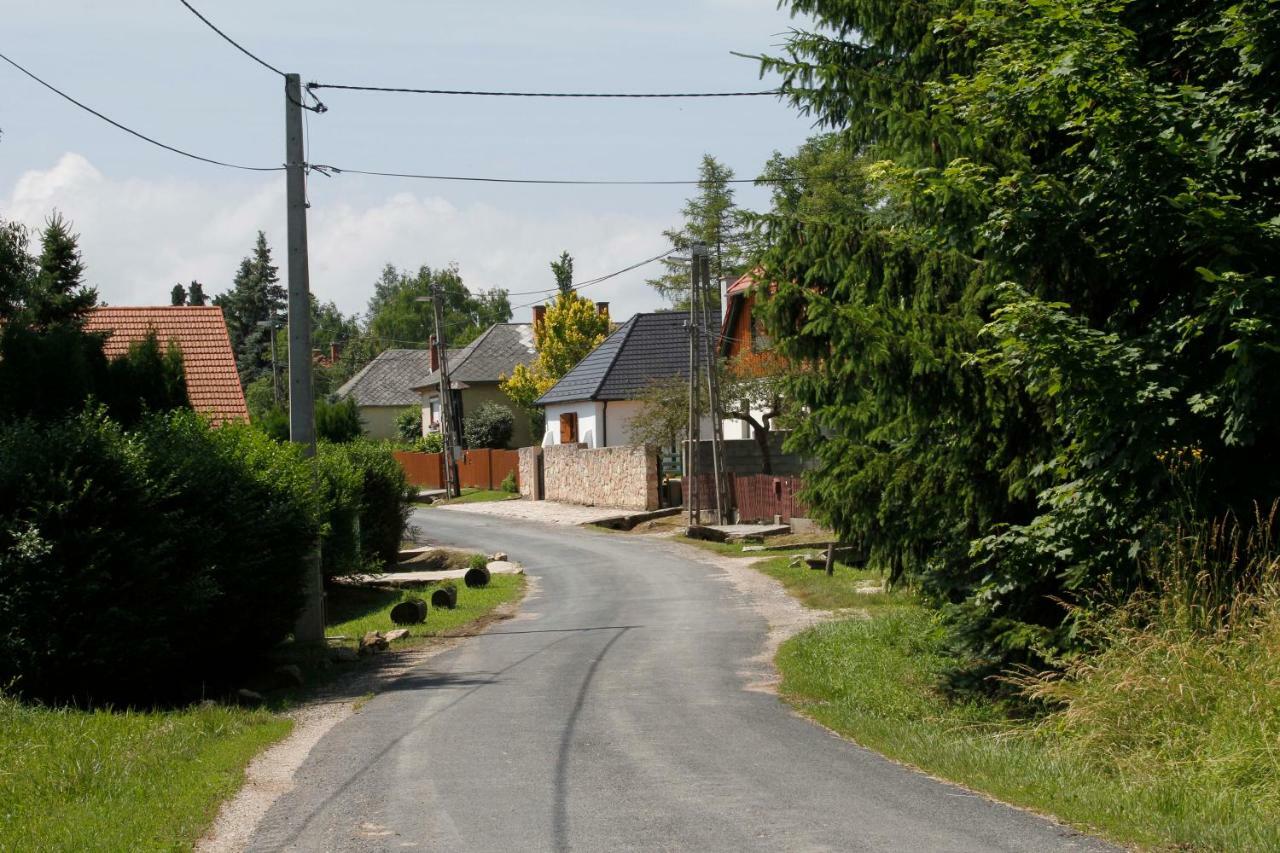 Sasfészek Vendégház Zirc Exterior foto